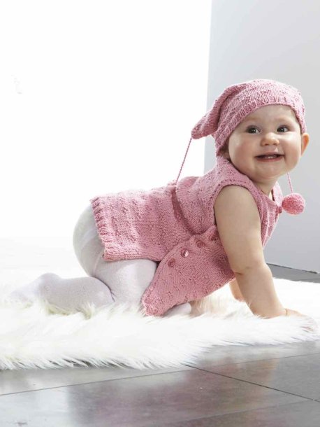 Strukturstickad förklädesklänning och mössa