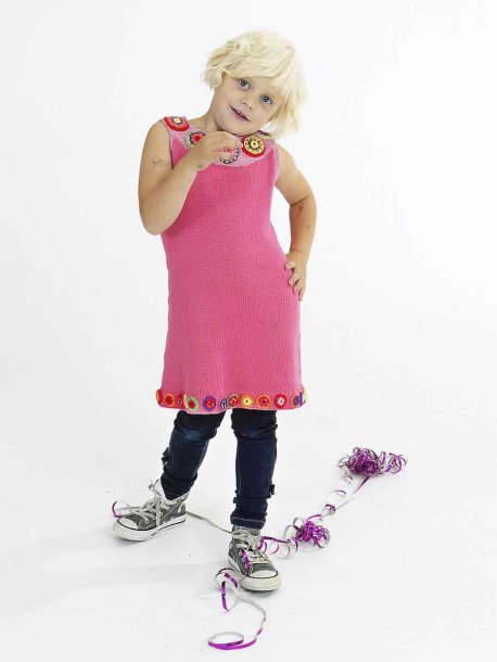 Stickad klänning med virkade blommor