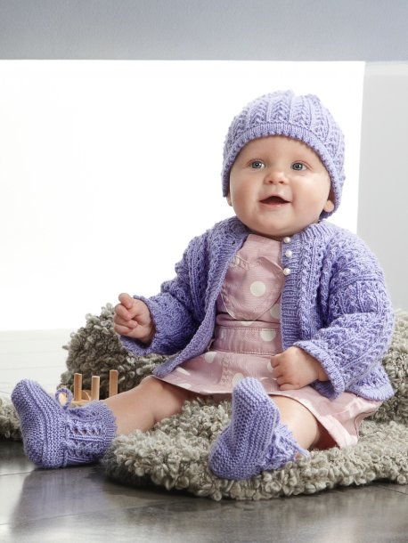 Spets-stickad kofta, linne, mössa och sockor