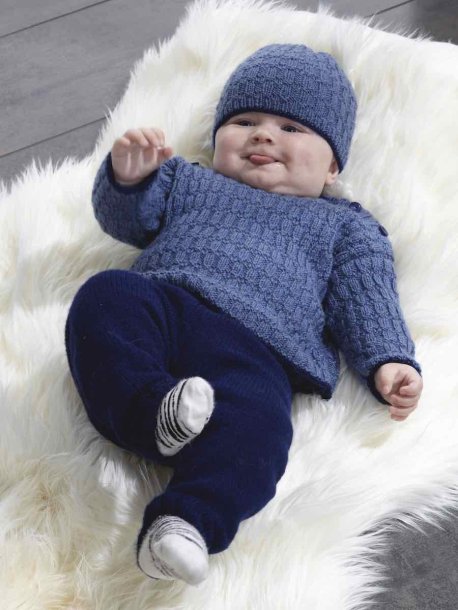 Strukturstickad tröja och mössa och slätstickade byxor