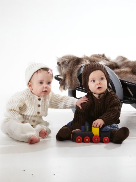 Mönsterstickat babyset