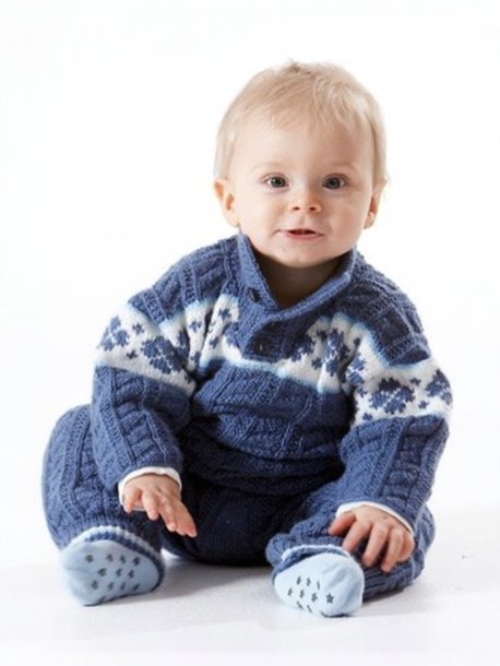 Tröja med mönsterbård, byxa och mössa