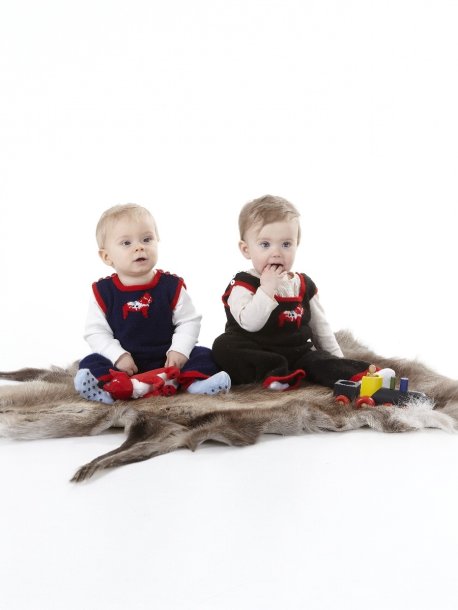 Tröja, kofta, byxa och mössa med dalahästar