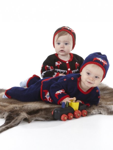 Tröja, kofta, byxa och mössa med dalahästar