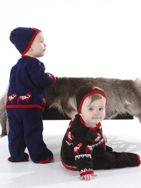 Tröja, kofta, byxa och mössa med dalahästar