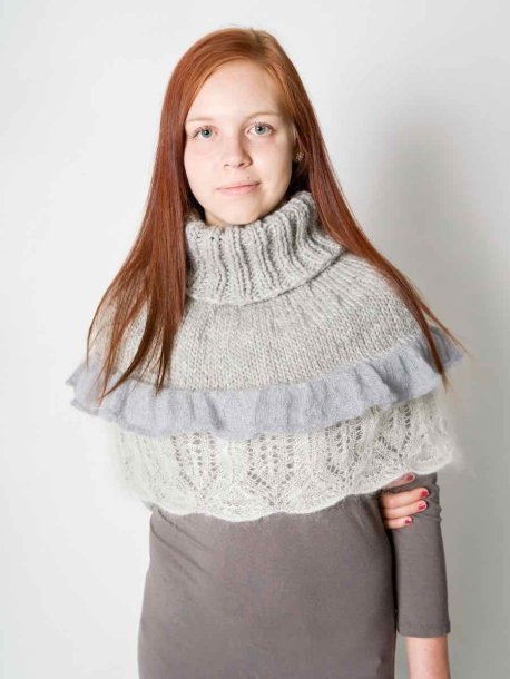 Poncho med volang och spetskant