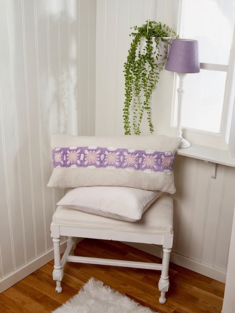 Kudde med virkade rutor