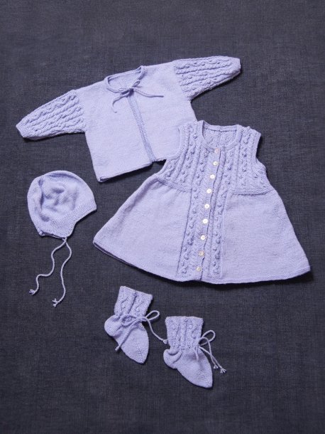 Kofta, klänning, mössa och sockor