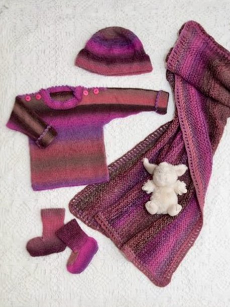 Stickad tröja, mössa, strumpor och filt