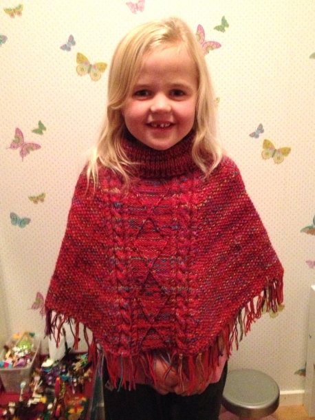 Stickad barnponcho