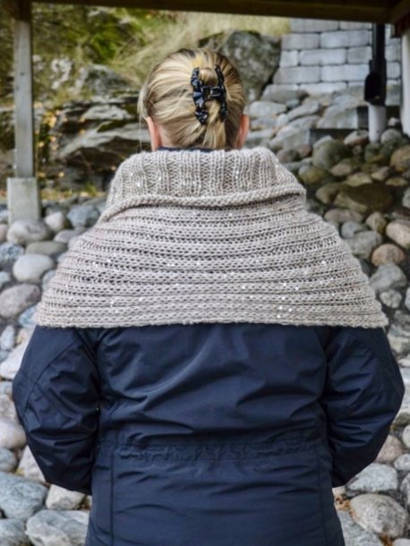 Stickad poncho och hals med polo