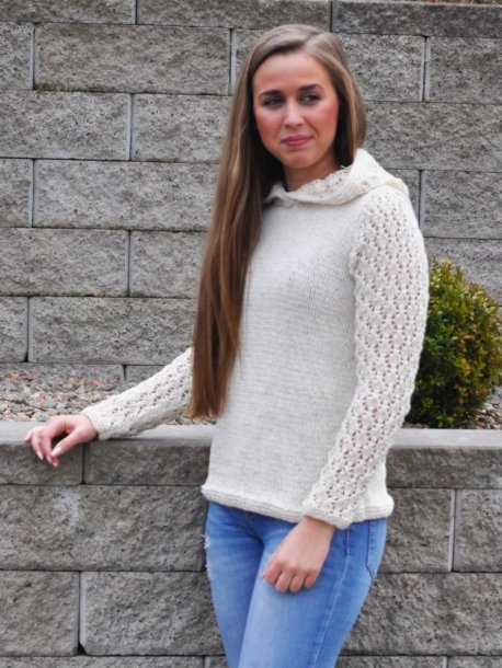 Stickad huvtröja i dubbelt garn