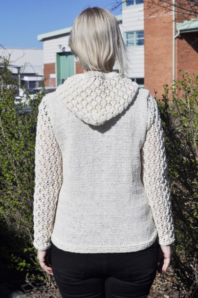 Stickad huvtröja i dubbelt garn