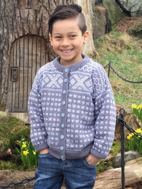 Mönsterstickad kofta och mössa