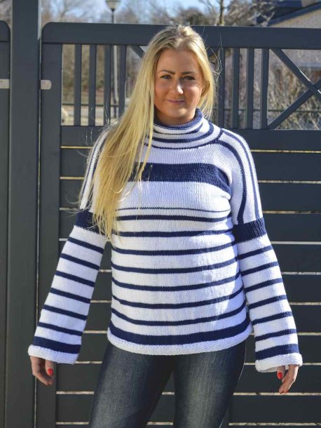 Randig damtröja med trumpetärm