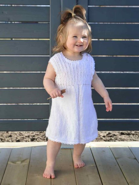 Stickad barnklänning