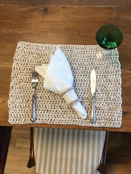 Lättvirkad bordstablett och servettring