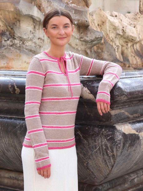 Damtröja med tunna ränder