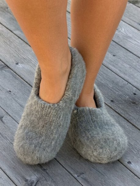 Dubbelstickade och tovade slippers