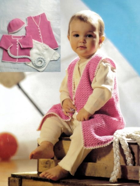 Virkad långväst, kofta och mössa, stickad t-shirt