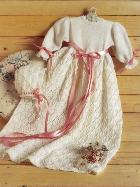 Stickad dopklänning och mössa