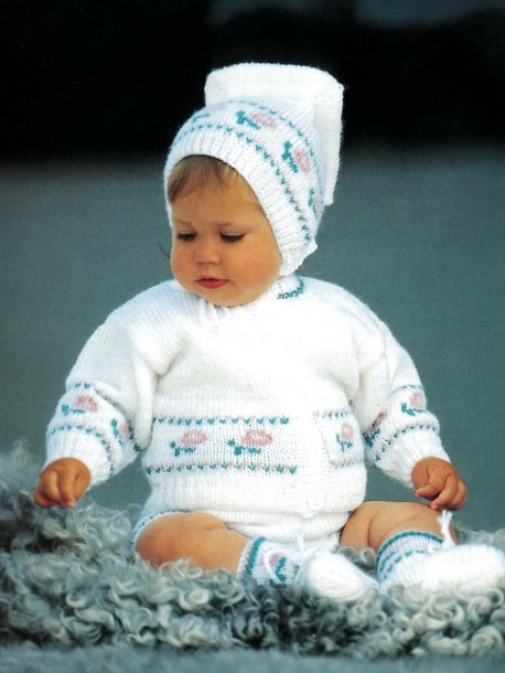 Tröja eller kofta, byxor, mössa och sockor