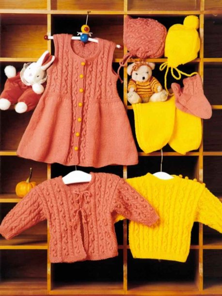 Tröja, kofta, mössa, byxa, västkjol och sockor